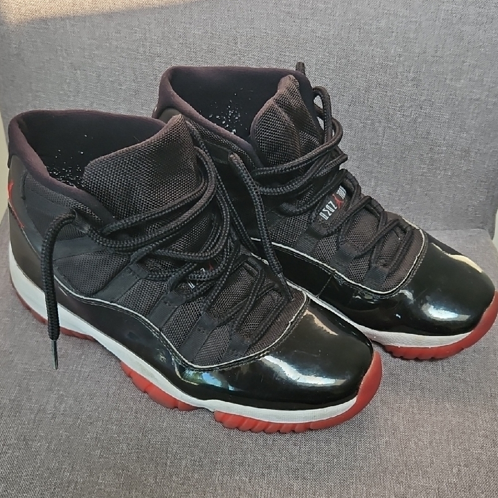 Air Jordan 11 retro Black and Red High-Top Sneakers. Men Size 9.5 - Picture 3 of 17